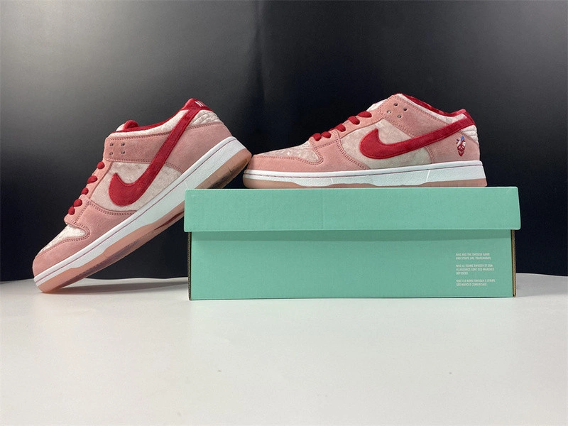 StrangeLove x Dunk Low SB 'Valentine's Day'  CT2552-800