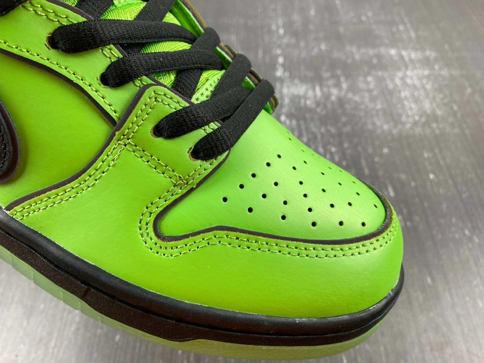 The Powerpuff Girls x Nike SB Dunk Low Buttercup  FZ8319-300