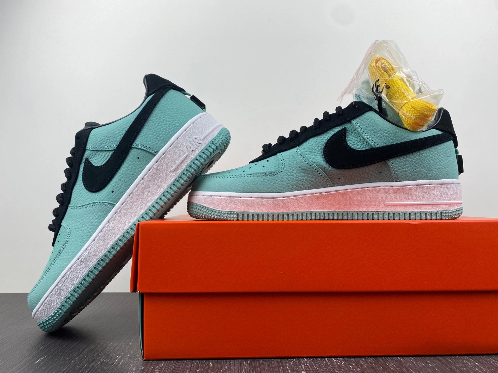Tiffany & Co. x Nike Air Force 1 Low  DZ1382-002
