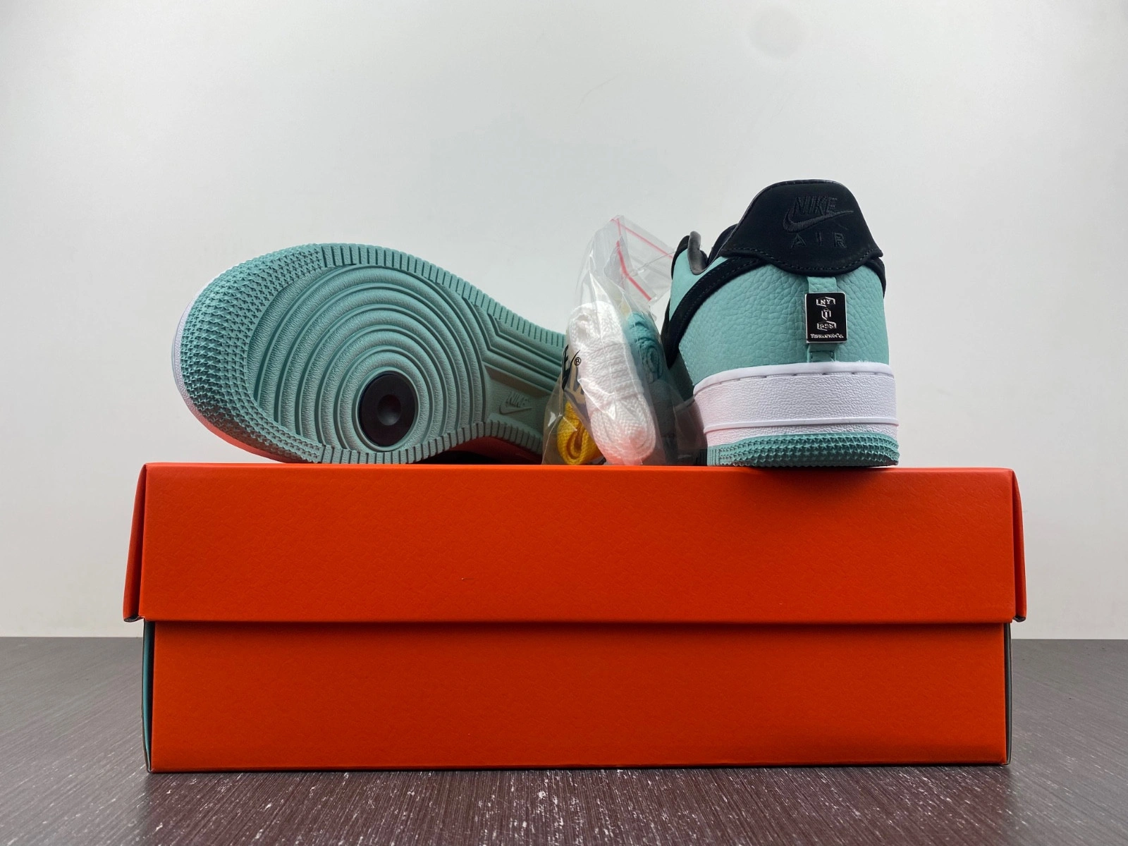 Tiffany & Co. x Nike Air Force 1 Low  DZ1382-002