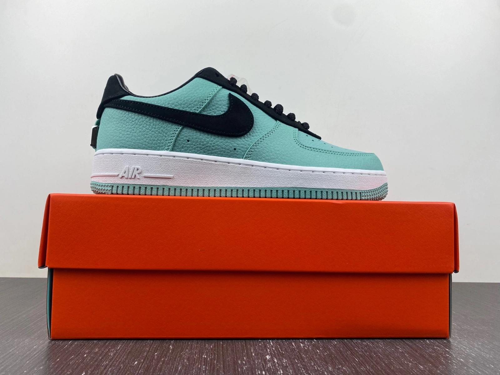 Tiffany & Co. x Nike Air Force 1 Low  DZ1382-002