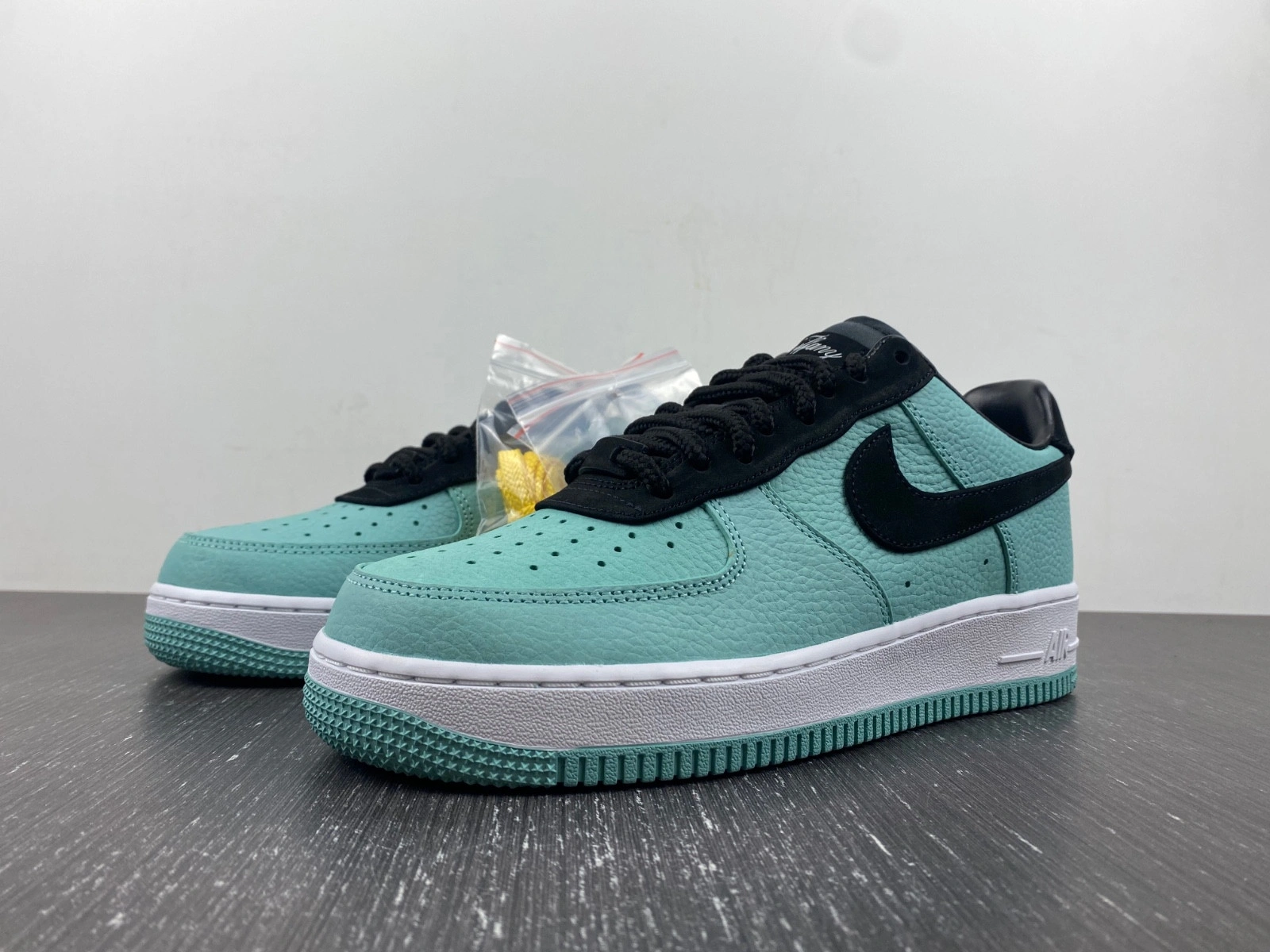 Tiffany & Co. x Nike Air Force 1 Low  DZ1382-002