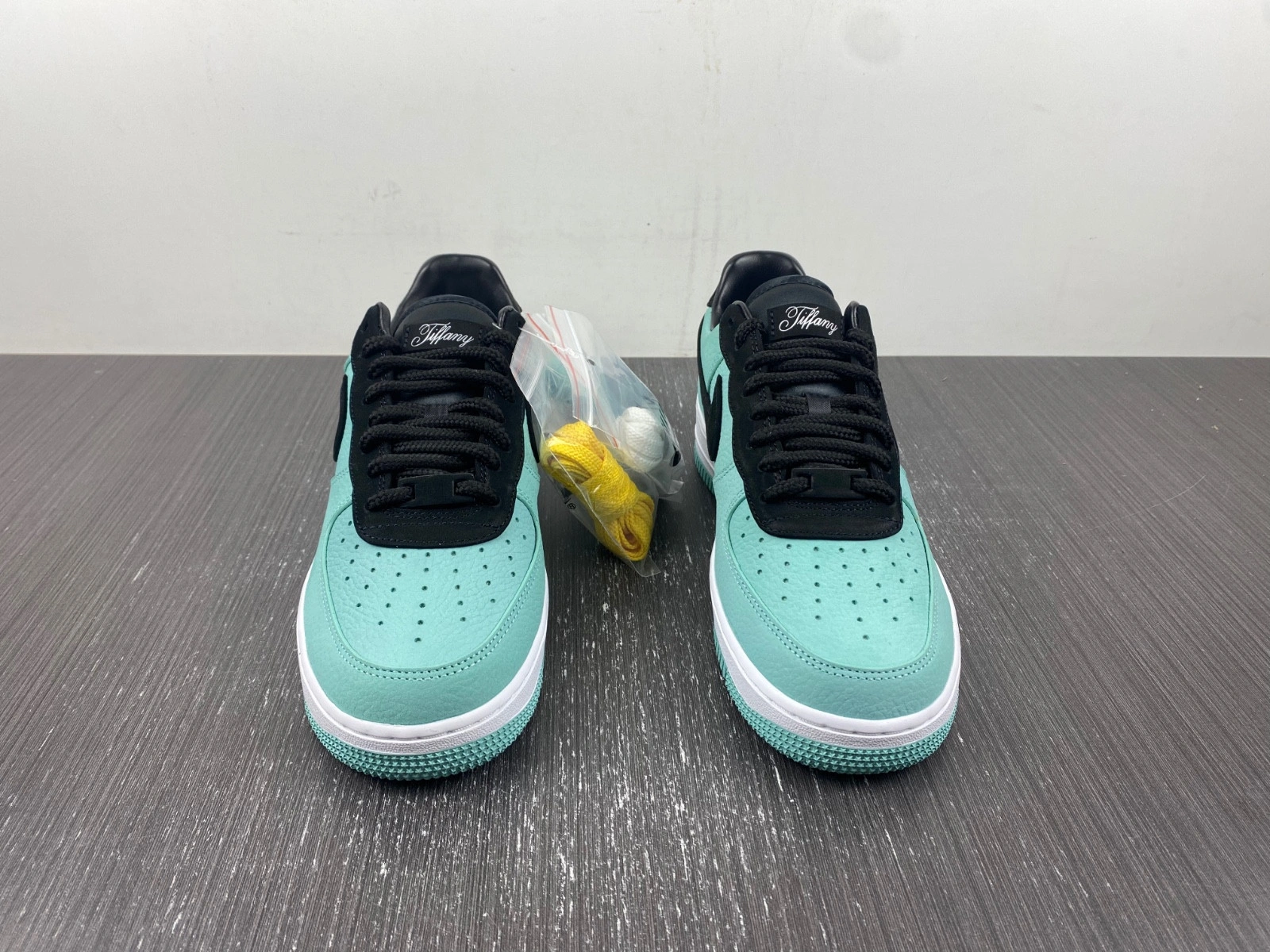Tiffany & Co. x Nike Air Force 1 Low  DZ1382-002
