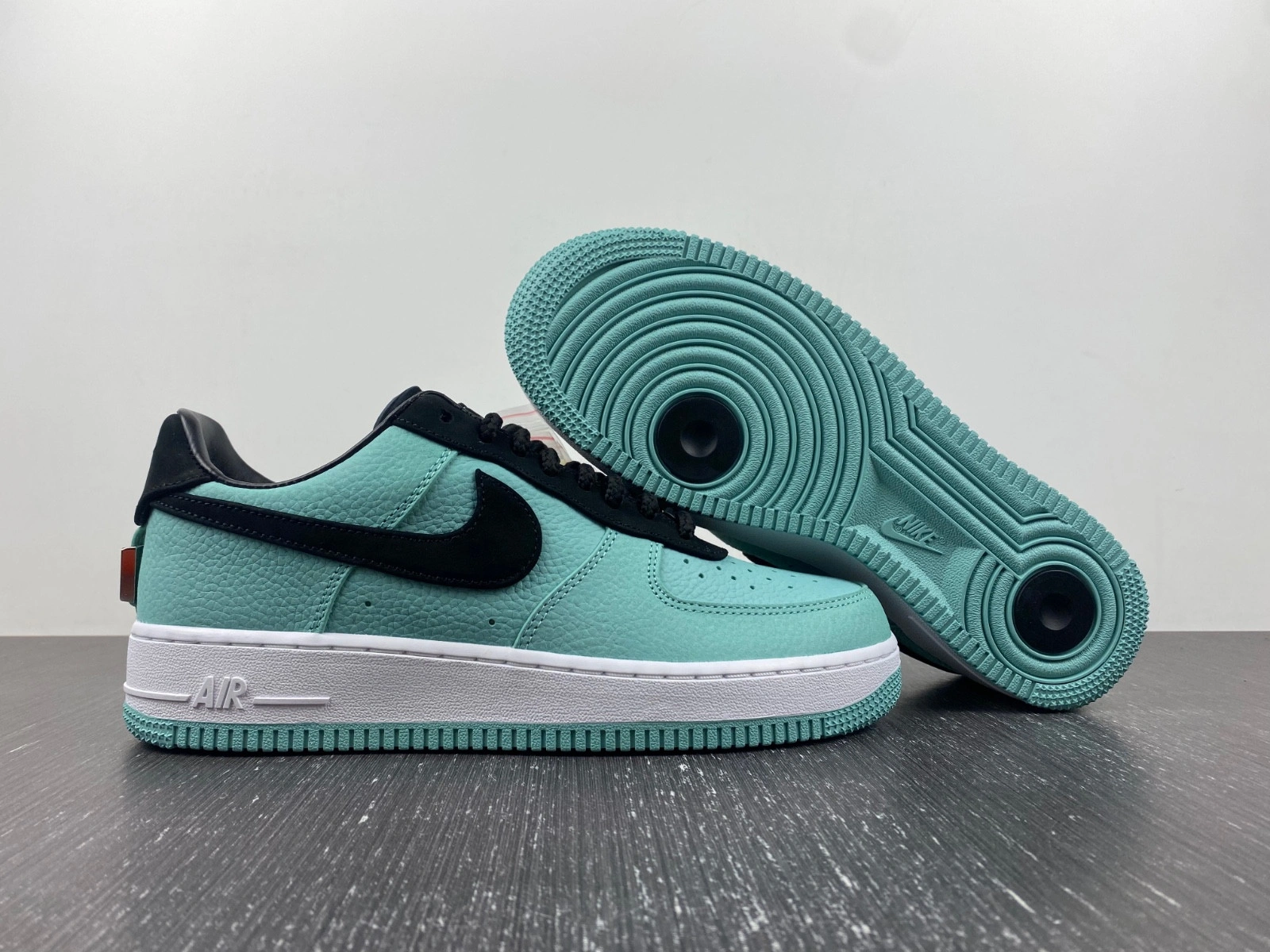 Tiffany & Co. x Nike Air Force 1 Low  DZ1382-002