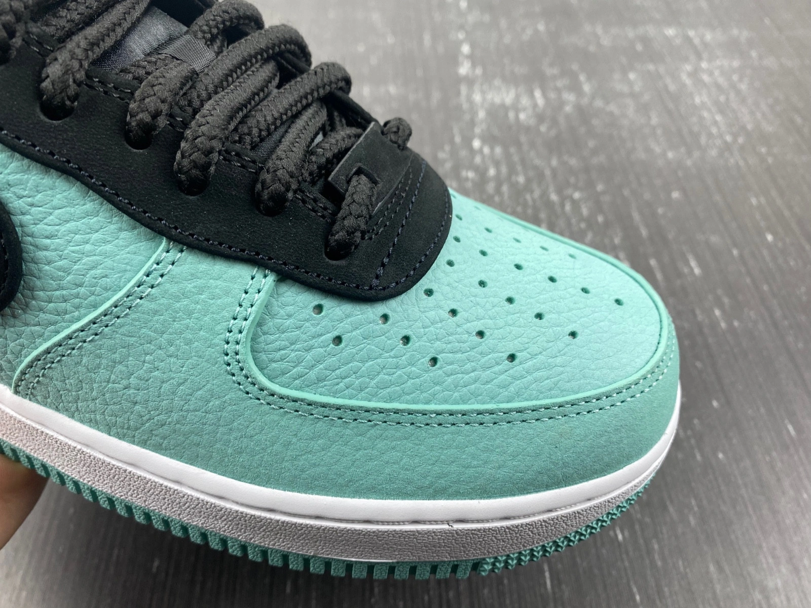 Tiffany & Co. x Nike Air Force 1 Low  DZ1382-002