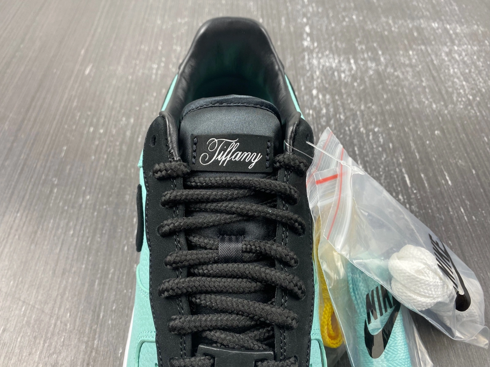 Tiffany & Co. x Nike Air Force 1 Low  DZ1382-002