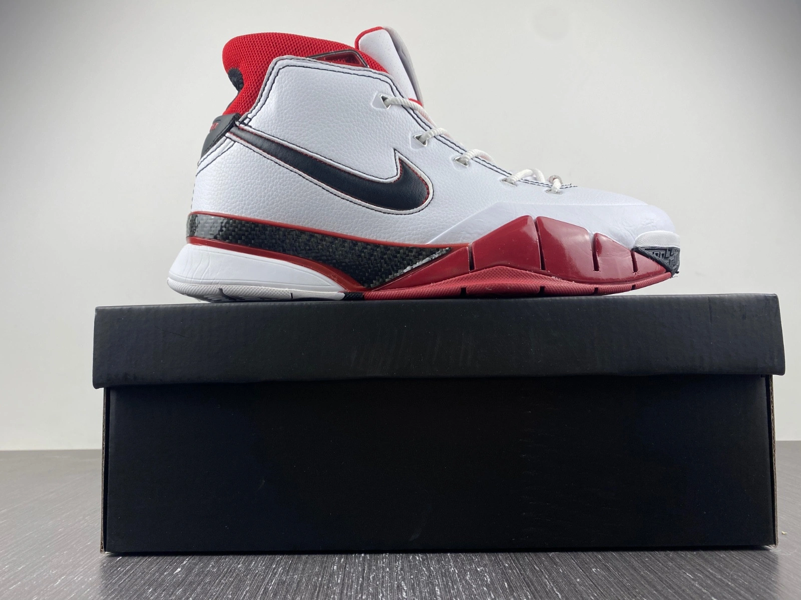 Undefeated x Nike Kobe 1 ZK1 AQ2728-102
