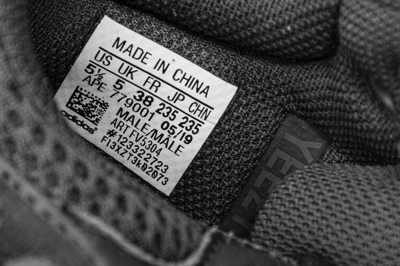 Yeezy Boost 700 'Utility Black'  fv5304