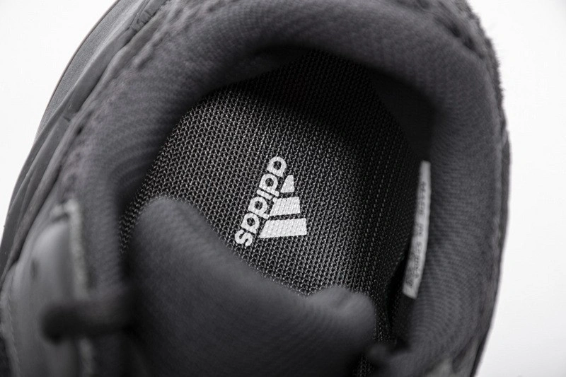 Yeezy Boost 700 'Utility Black'  fv5304