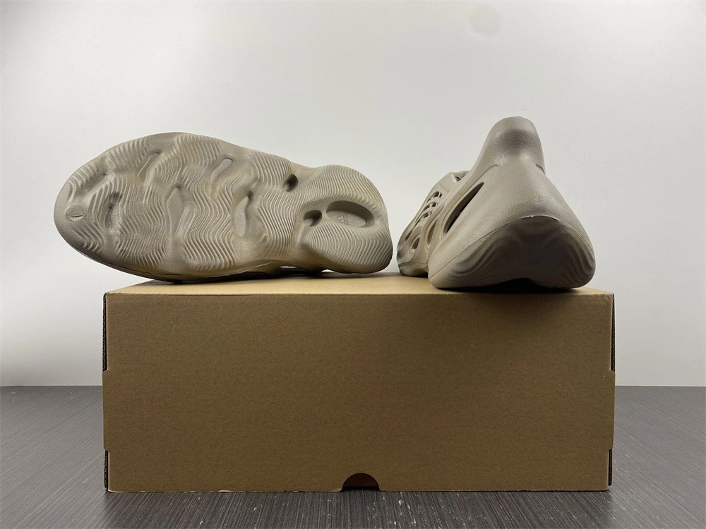 adidas  Yeezy Foam RNNR Stone Sage - GX4472