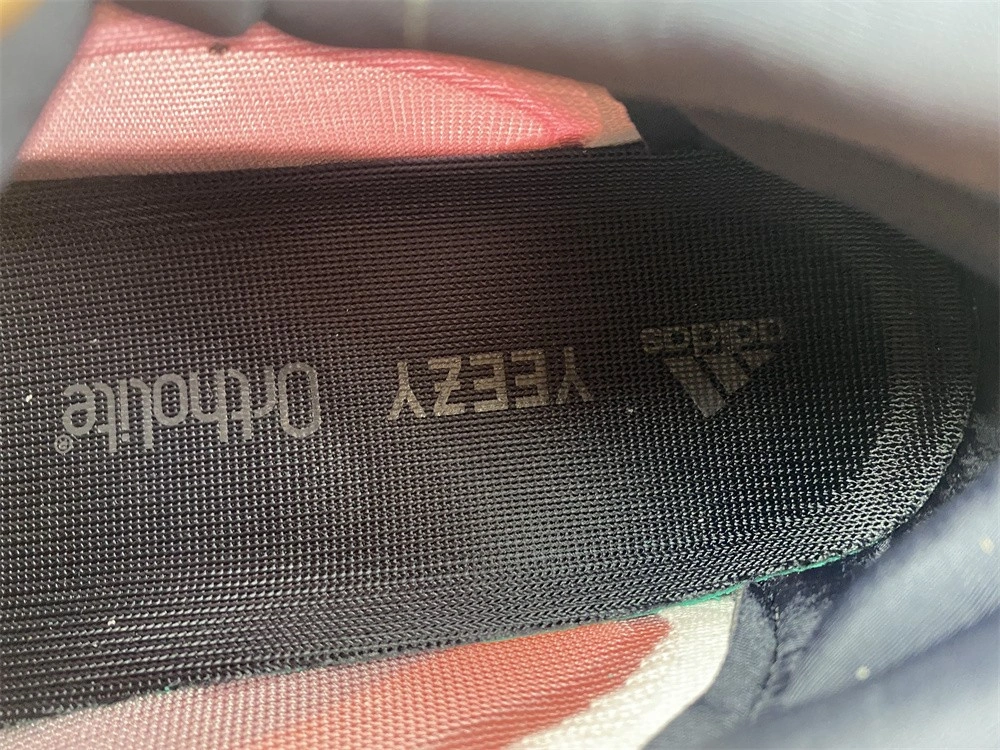 adidas Yeezy 700 V3 Fade Carbon - GW1814