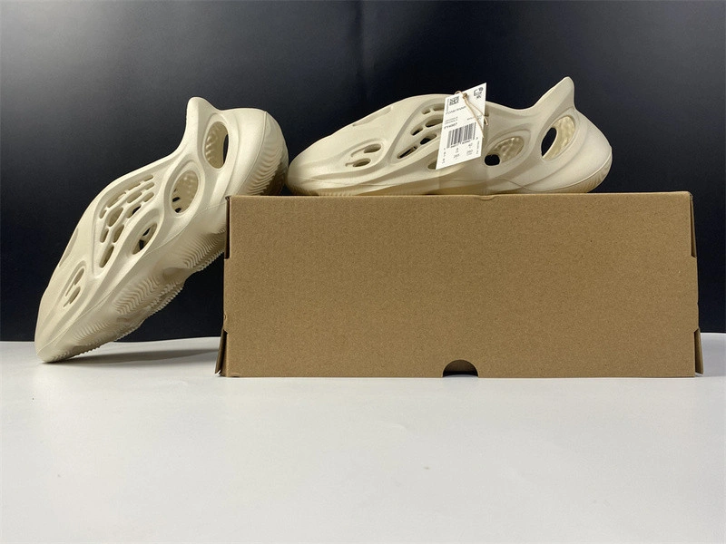 adidas Yeezy Foam RNNR Sand - FY4567