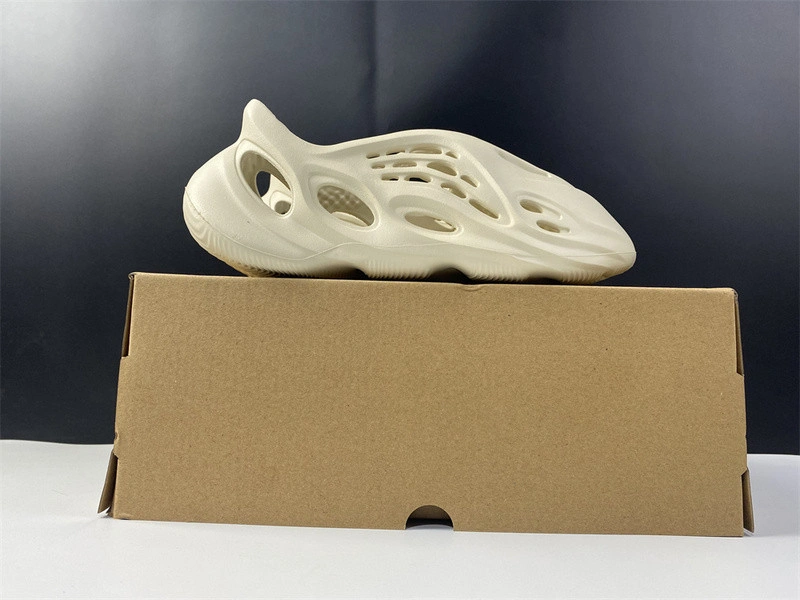 adidas Yeezy Foam RNNR Sand - FY4567