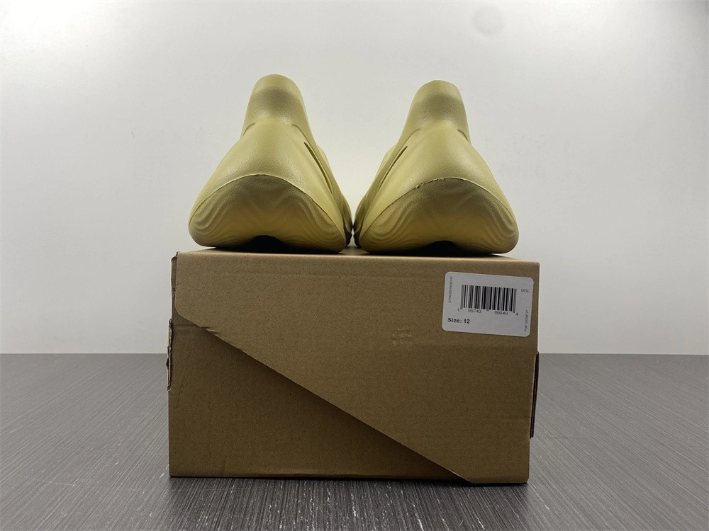 adidas Yeezy Foam RNNR Sulfur - GV6775