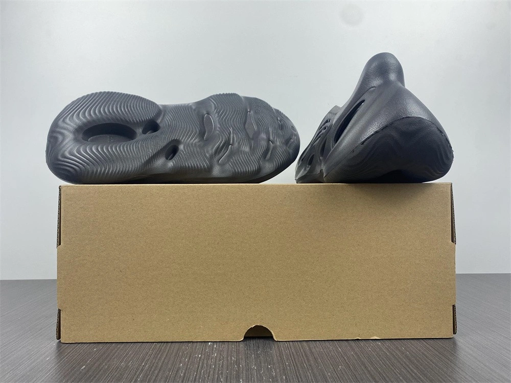 adidas Yeezy Foam Runner Onyx HP8739