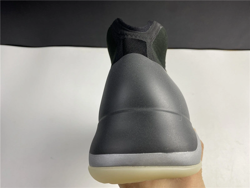 adidas Yeezy Quantum “Barium”  H68771