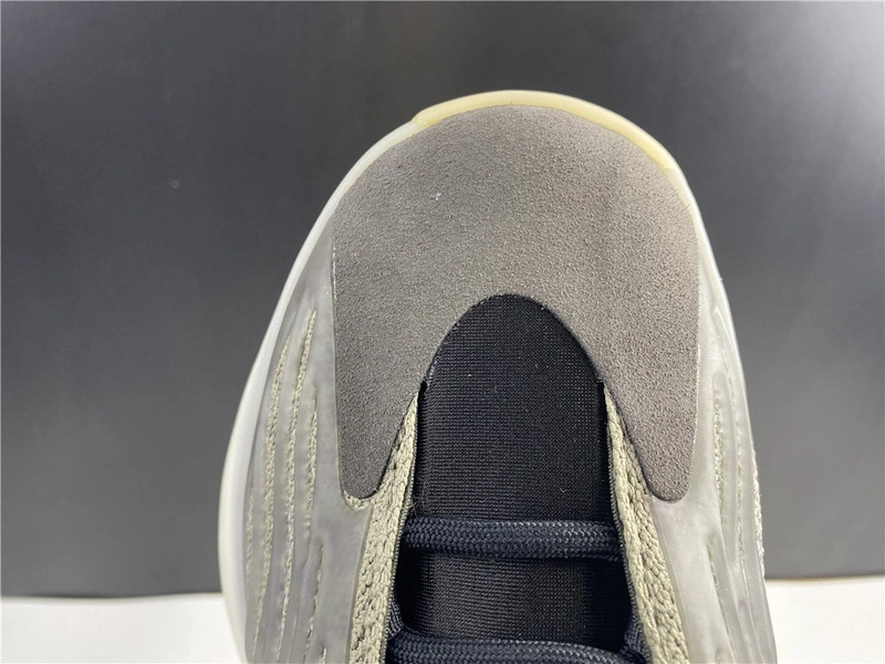 adidas Yeezy Quantum “Barium”  H68771