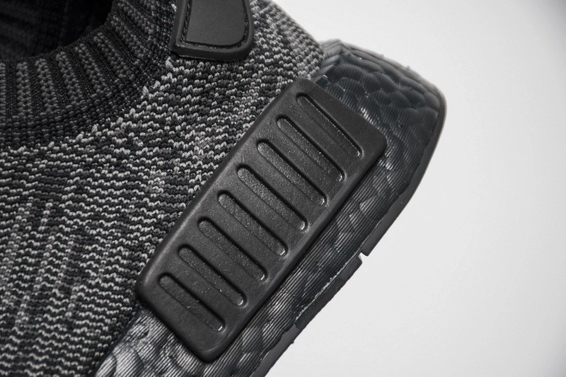 adidas nmd R1 Pitch Black  S80489