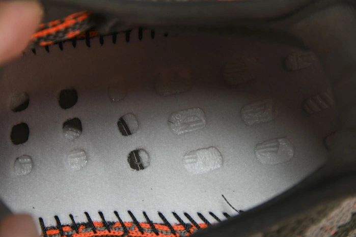 ADIDAS YEEZY BOOST 350 V2 “Carbon Beluga”    HQ7045