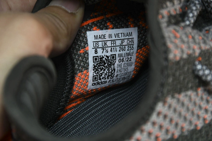 ADIDAS YEEZY BOOST 350 V2 “Carbon Beluga”    HQ7045