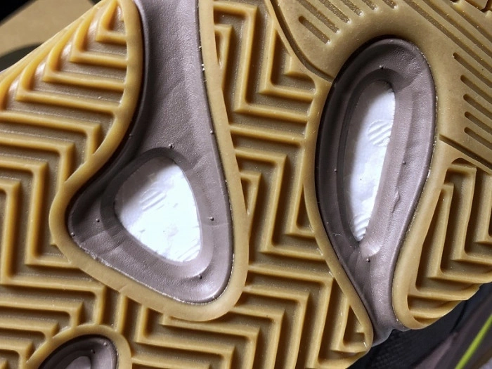 Adidas Yeezy 700 Mauve  EE9614