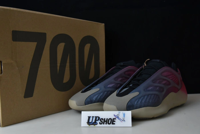 Adidas Yeezy Boost 700 V3 Fade Carbon GW1814