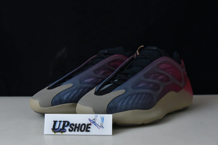 Adidas Yeezy Boost 700 V3 Fade Carbon GW1814