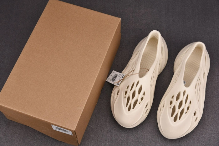 Adidas Yeezy Foam RNNR Sand FY4567