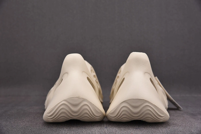Adidas Yeezy Foam RNNR Sand FY4567