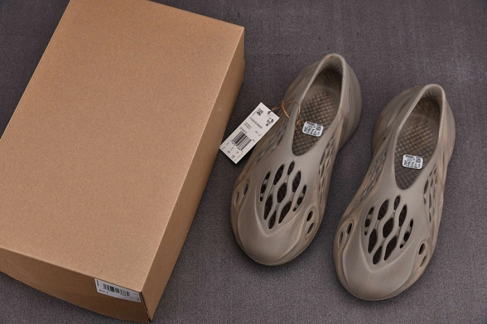 Adidas Yeezy Foam RNNR Stone Sage  GX4472