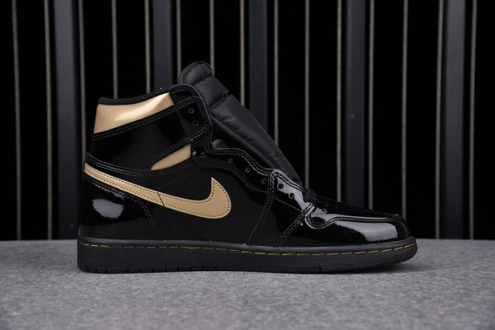 Air Jordan 1 Retro High Black Metallic Gold (2020) 555088-032