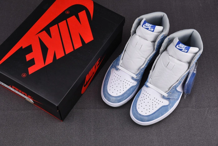 Air Jordan 1 Retro High OG Hyper Royal  555088-402