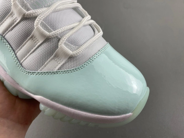 Air Jordan 11 Low “Igloo”   AH7860-103