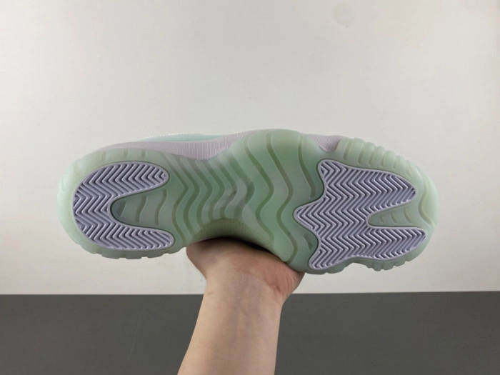Air Jordan 11 Low “Igloo”   AH7860-103