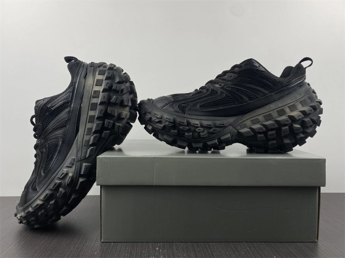 BALENCIAGA Defender