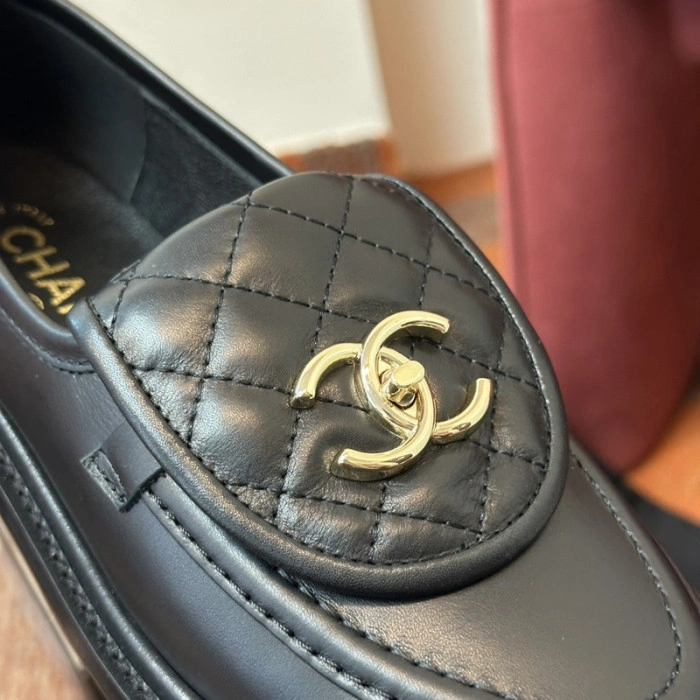 CH@NEL SNEAKERS