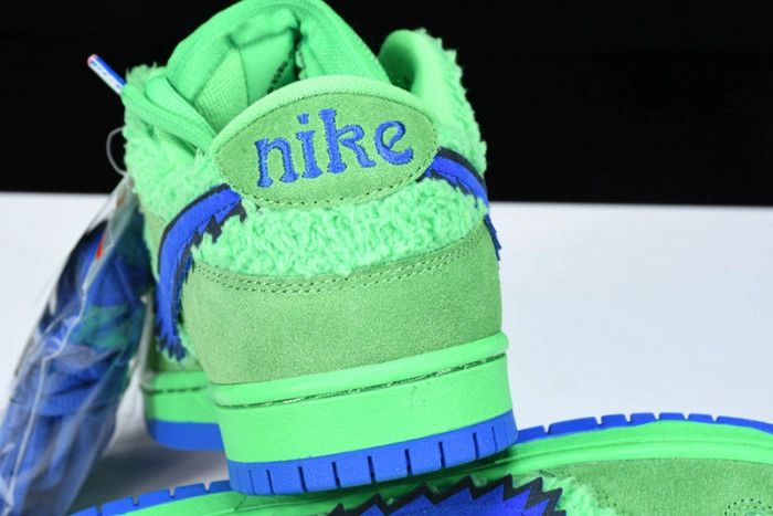 Grateful Dead x Nike SB Dunk Low “Green Bear” CJ5378-300