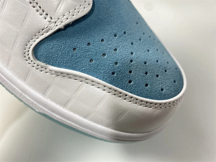 How the FTC x Nike SB Dunk Low DH7687-400