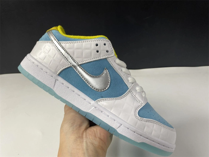 How the FTC x Nike SB Dunk Low DH7687-400