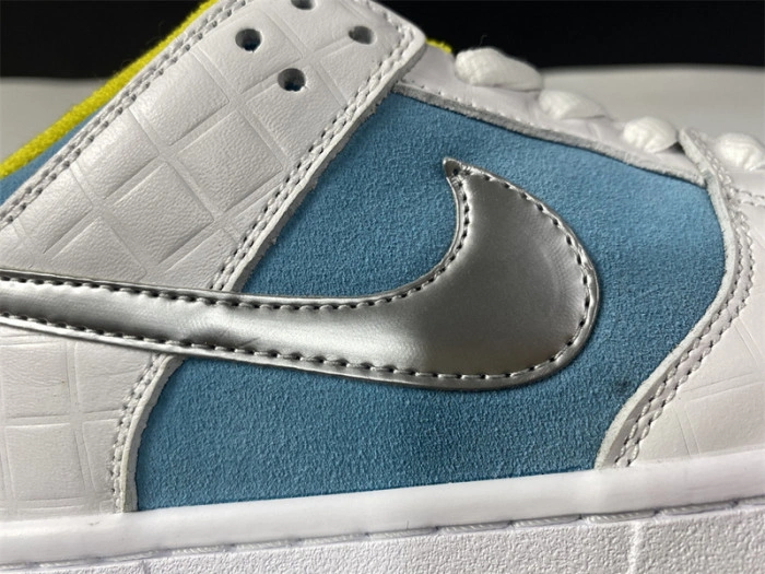 How the FTC x Nike SB Dunk Low DH7687-400