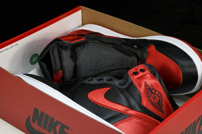 Jordan 1 Retro High OG Satin Bred   FD4810-061