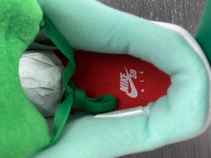 Jordan 4 Retro SB  White Grass Green (limited edition)   AJ4-KNCW