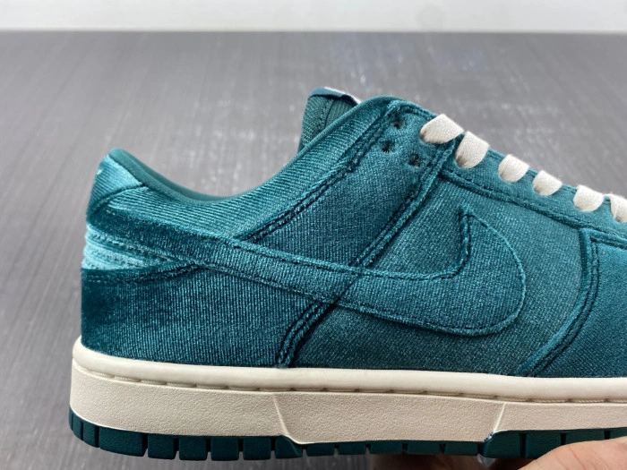 Nike Dunk Low Green Velvet DZ5224-300