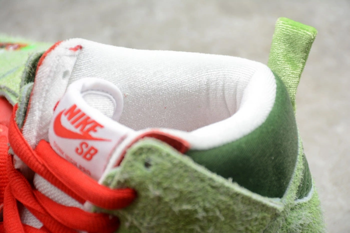 Nike SB Dunk High "Strawberry Cough" - CW7093 600