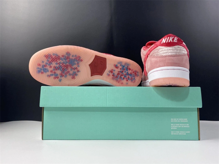 Nike SB Dunk Low StrangeLove Skateboards  CT2552-800