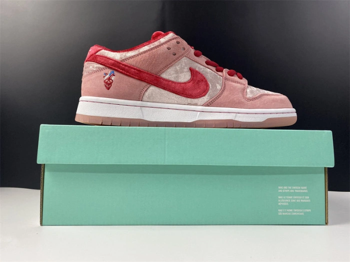 Nike SB Dunk Low StrangeLove Skateboards  CT2552-800