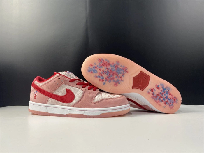 Nike SB Dunk Low StrangeLove Skateboards  CT2552-800