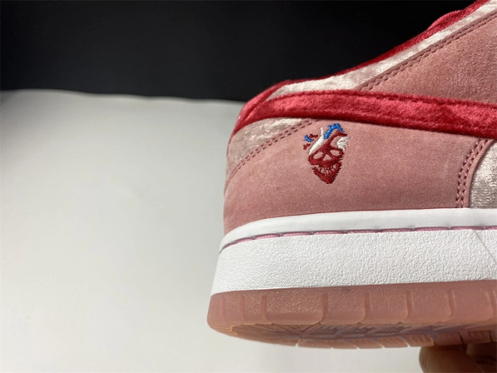 Nike SB Dunk Low StrangeLove Skateboards  CT2552-800