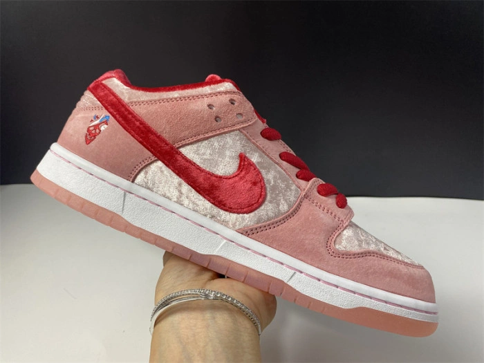 Nike SB Dunk Low StrangeLove Skateboards  CT2552-800