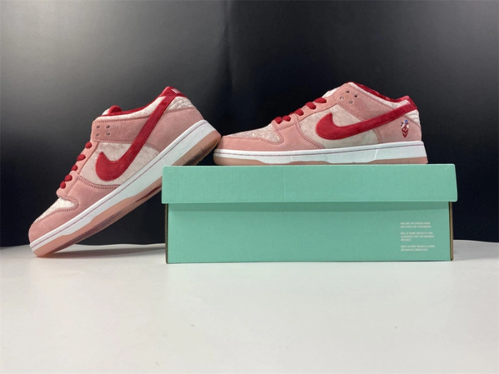 Nike SB Dunk Low StrangeLove Skateboards  CT2552-800